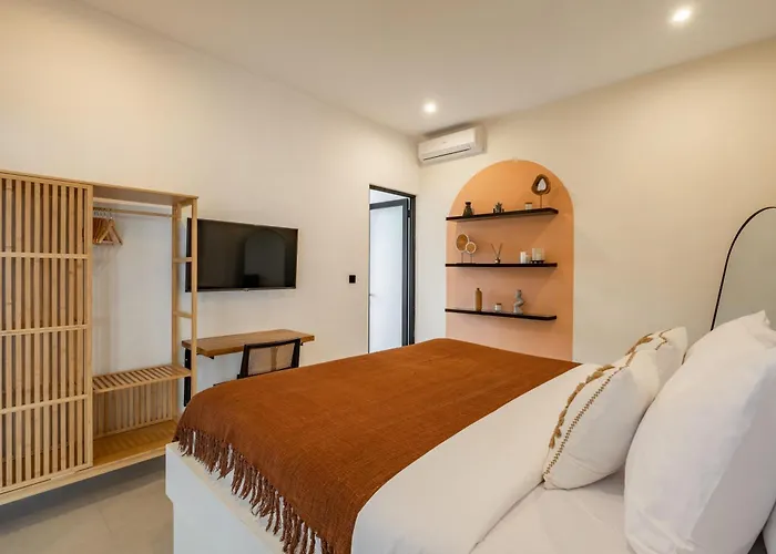 3 Bd With Rooftop Jacuzzi And Glass Pool *